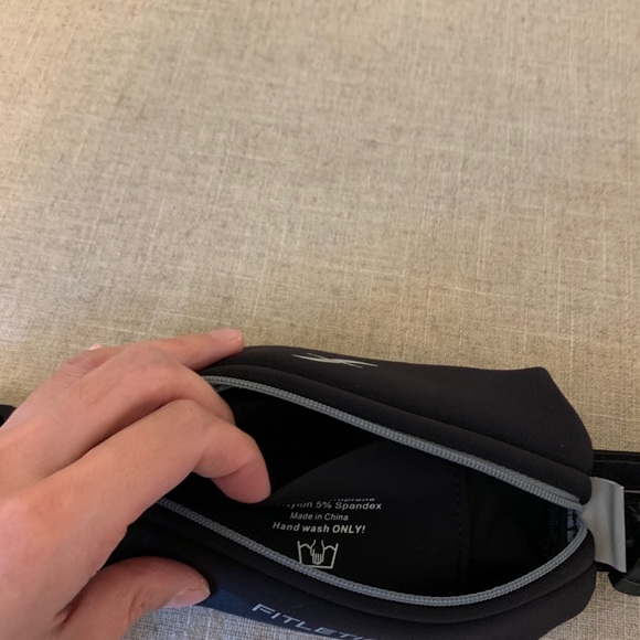 Running Pouch - Picture 4 of 5